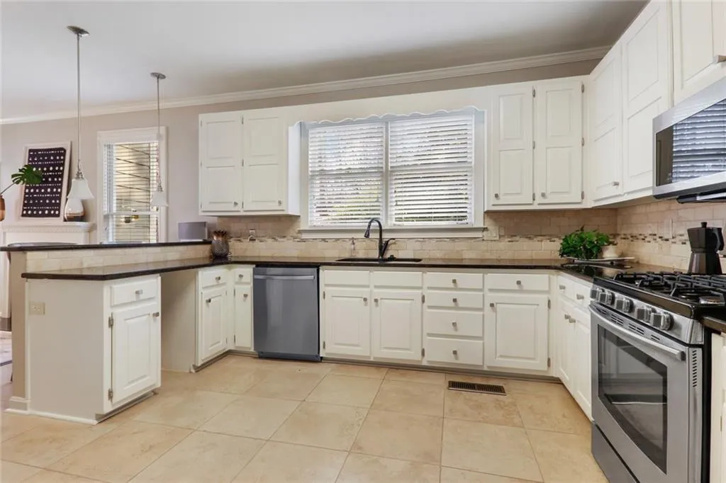 7155 Roswell Road Unit 15, Atlanta, Georgia 30328, 4 Bedrooms Bedrooms, ,3 BathroomsBathrooms,Residential,Sold,7155 Roswell Road Unit 15,6687169