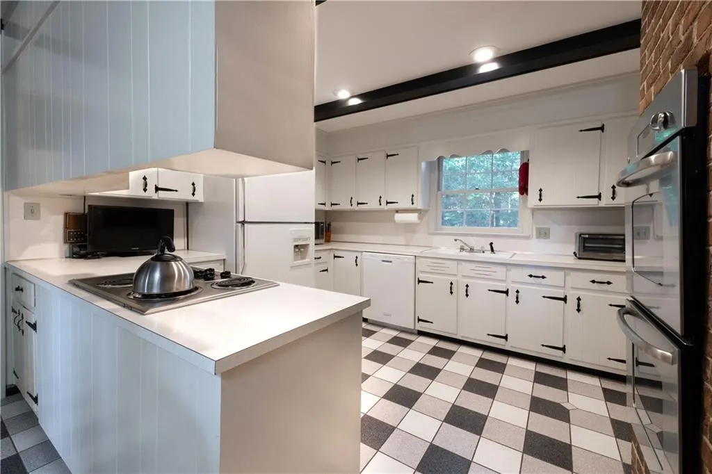 965 Heards Ferry Road, Sandy Springs, Georgia 30328, 4 Bedrooms Bedrooms, ,3 BathroomsBathrooms,Residential,Sold,965 Heards Ferry Road,7471949 965 Heards Ferry Road, Sandy Springs, Georgia 30328, 4 Bedrooms Bedrooms, ,3 BathroomsBathrooms,Residential,Sold,965 Heards Ferry Road,7471949