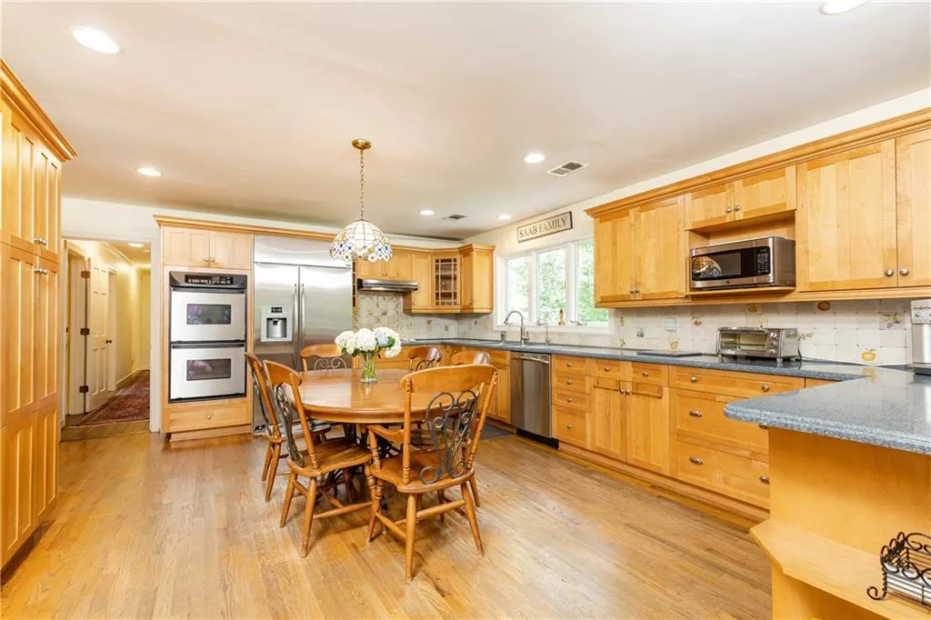 675 Fair Oaks Manor, Sandy Springs, Georgia 30327, 5 Bedrooms Bedrooms, ,3 BathroomsBathrooms,Residential,Sold,675 Fair Oaks Manor,7057749