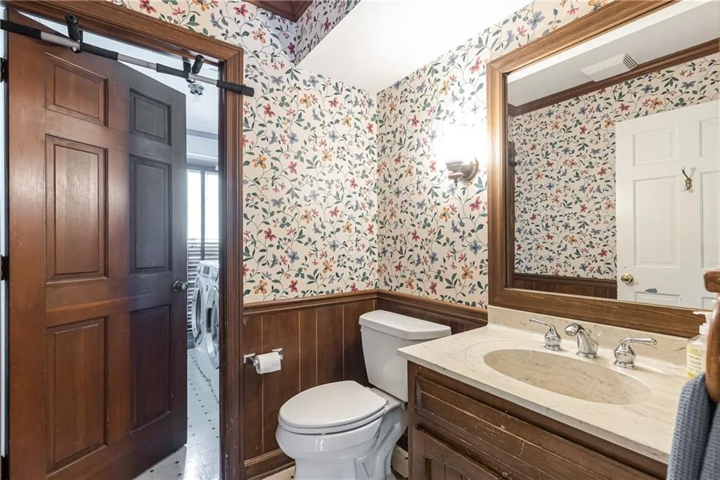 675 Fair Oaks Manor, Sandy Springs, Georgia 30327, 5 Bedrooms Bedrooms, ,3 BathroomsBathrooms,Residential,Sold,675 Fair Oaks Manor,7057749