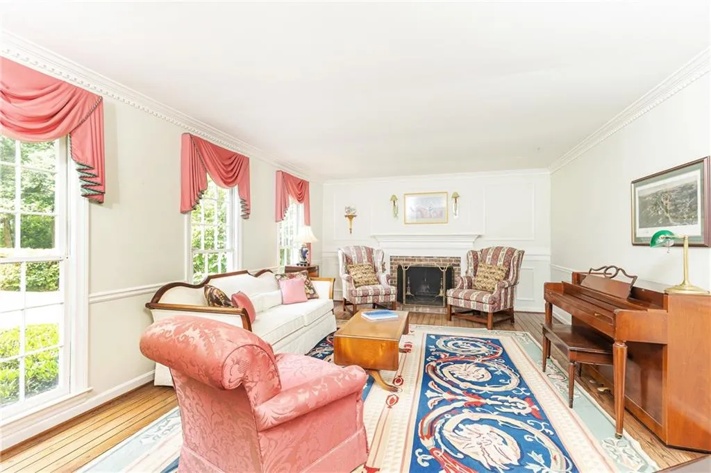 675 Fair Oaks Manor, Sandy Springs, Georgia 30327, 5 Bedrooms Bedrooms, ,3 BathroomsBathrooms,Residential,Sold,675 Fair Oaks Manor,7057749