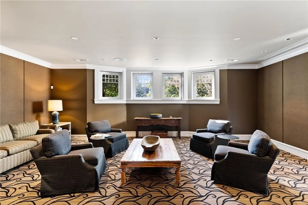 Living area featuring crown molding and recessed lighting