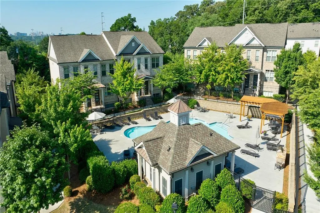 Additional courtyard views.
