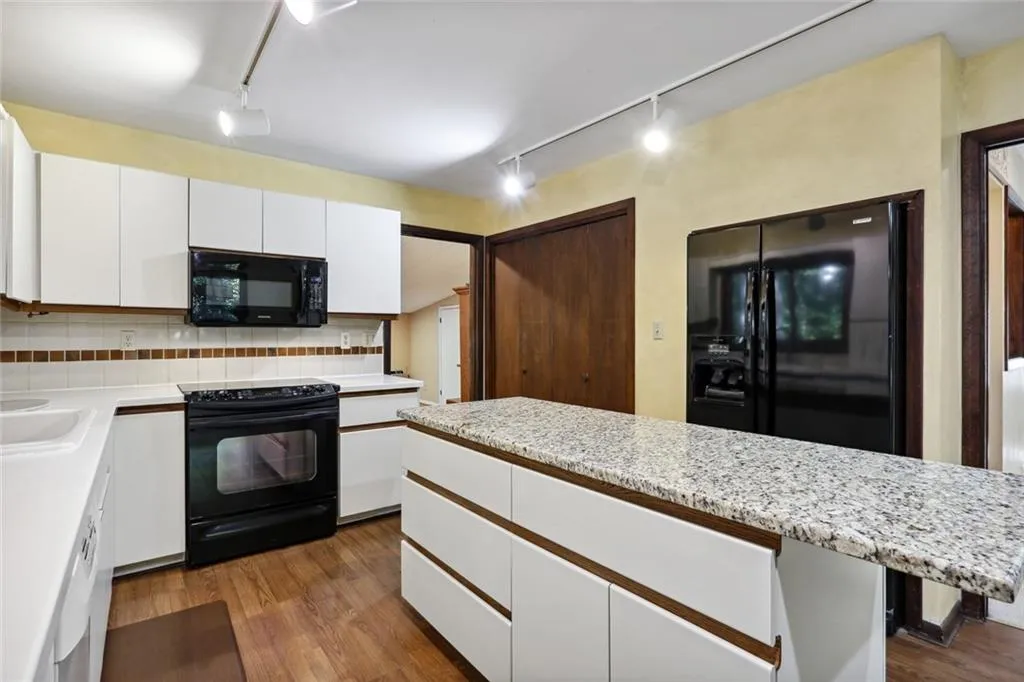 300 Elden Drive, Atlanta, Georgia 30342, 3 Bedrooms Bedrooms, ,2 BathroomsBathrooms,Residential,Sold,300 Elden Drive,7180328