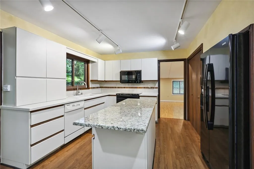 300 Elden Drive, Atlanta, Georgia 30342, 3 Bedrooms Bedrooms, ,2 BathroomsBathrooms,Residential,Sold,300 Elden Drive,7180328