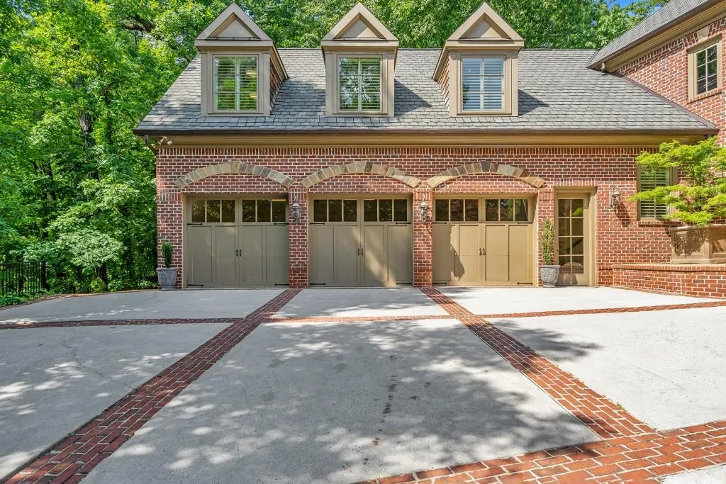 960 W Kingston Drive, Atlanta, Georgia 30342, 5 Bedrooms Bedrooms, ,5 BathroomsBathrooms,Residential,Sold,960 W Kingston Drive,6560526