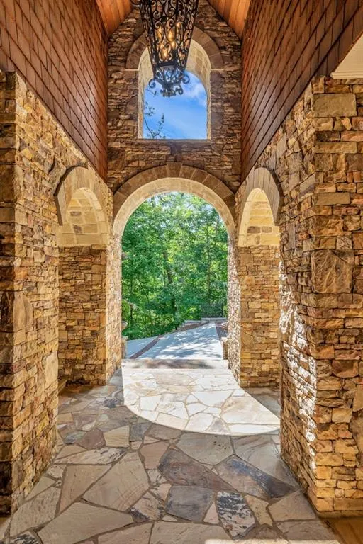 960 W Kingston Drive, Atlanta, Georgia 30342, 5 Bedrooms Bedrooms, ,5 BathroomsBathrooms,Residential,Sold,960 W Kingston Drive,6560526