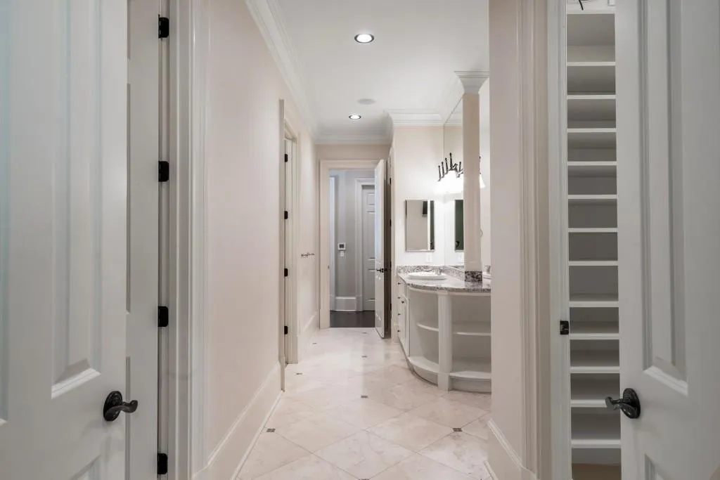 960 W Kingston Drive, Atlanta, Georgia 30342, 5 Bedrooms Bedrooms, ,5 BathroomsBathrooms,Residential,Sold,960 W Kingston Drive,6560526