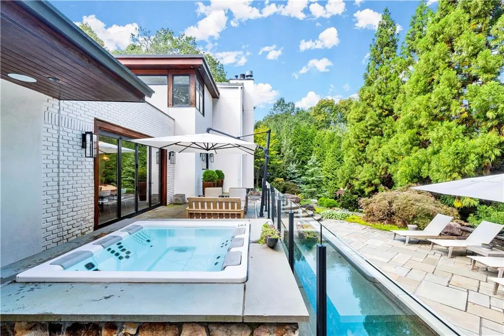 265 Tara Trail, Atlanta, Georgia 30327, 4 Bedrooms Bedrooms, ,4 BathroomsBathrooms,Residential,Sold,265 Tara Trail,7002814