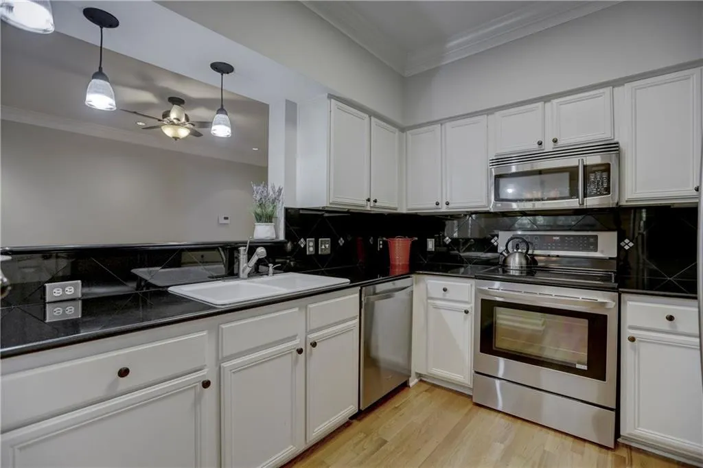3777 Peachtree Road Ne Unit 1621, Brookhaven, Georgia 30319, 2 Bedrooms Bedrooms, ,2 BathroomsBathrooms,Residential,Sold,3777 Peachtree Road Ne Unit 1621,5906563