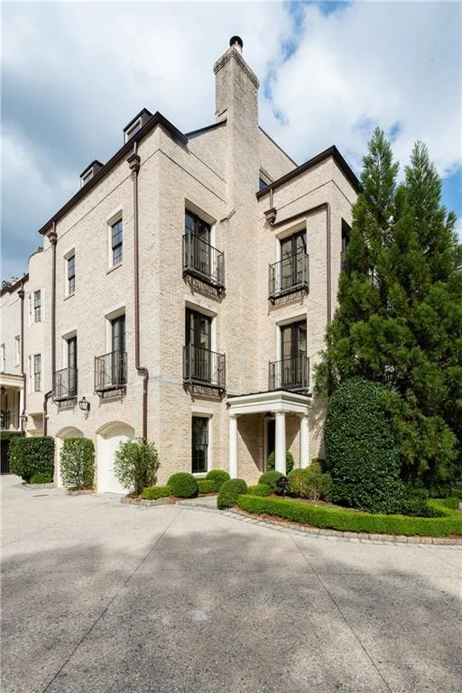 122 Old Ivy Road Ne Unit 19, Atlanta, Georgia 30342, 5 Bedrooms Bedrooms, ,4 BathroomsBathrooms,Residential,Sold,122 Old Ivy Road Ne Unit 19,6701582