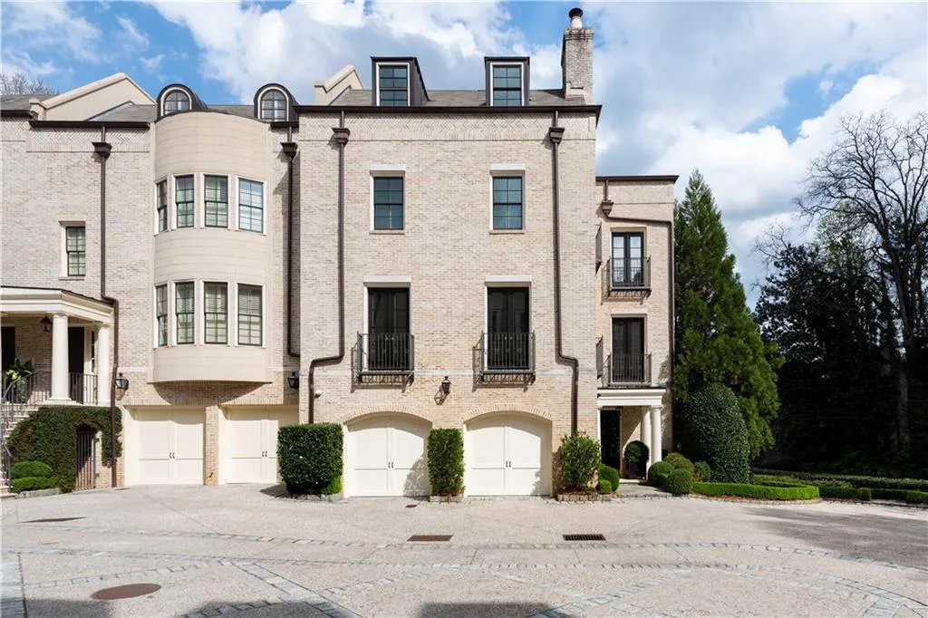 122 Old Ivy Road Ne Unit 19, Atlanta, Georgia 30342, 5 Bedrooms Bedrooms, ,4 BathroomsBathrooms,Residential,Sold,122 Old Ivy Road Ne Unit 19,6701582