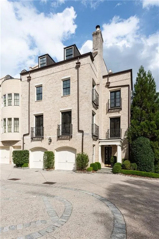 122 Old Ivy Road Ne Unit 19, Atlanta, Georgia 30342, 5 Bedrooms Bedrooms, ,4 BathroomsBathrooms,Residential,Sold,122 Old Ivy Road Ne Unit 19,6701582