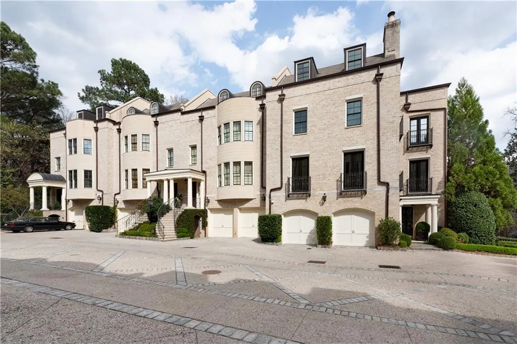 122 Old Ivy Road Ne Unit 19, Atlanta, Georgia 30342, 5 Bedrooms Bedrooms, ,4 BathroomsBathrooms,Residential,Sold,122 Old Ivy Road Ne Unit 19,6701582