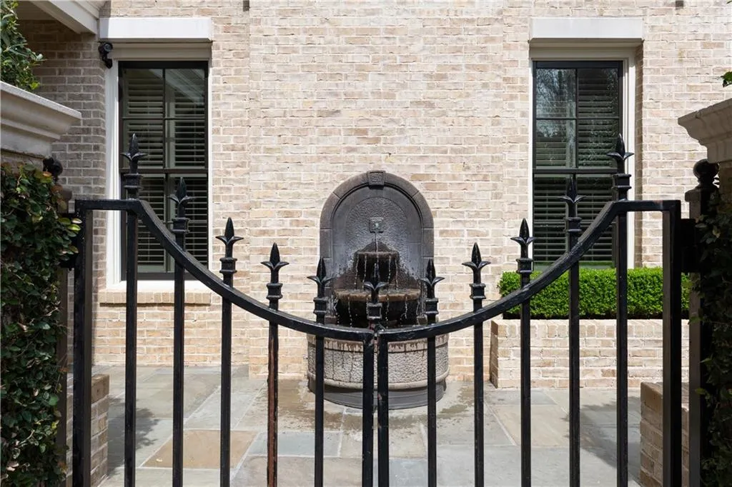 122 Old Ivy Road Ne Unit 19, Atlanta, Georgia 30342, 5 Bedrooms Bedrooms, ,4 BathroomsBathrooms,Residential,Sold,122 Old Ivy Road Ne Unit 19,6701582