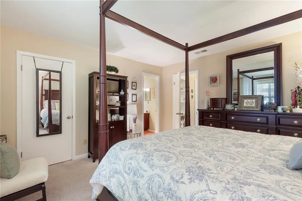 6900 Roswell Road Unit L4, Atlanta, Georgia 30328, 2 Bedrooms Bedrooms, ,2 BathroomsBathrooms,Residential,Sold,6900 Roswell Road Unit L4,6799970