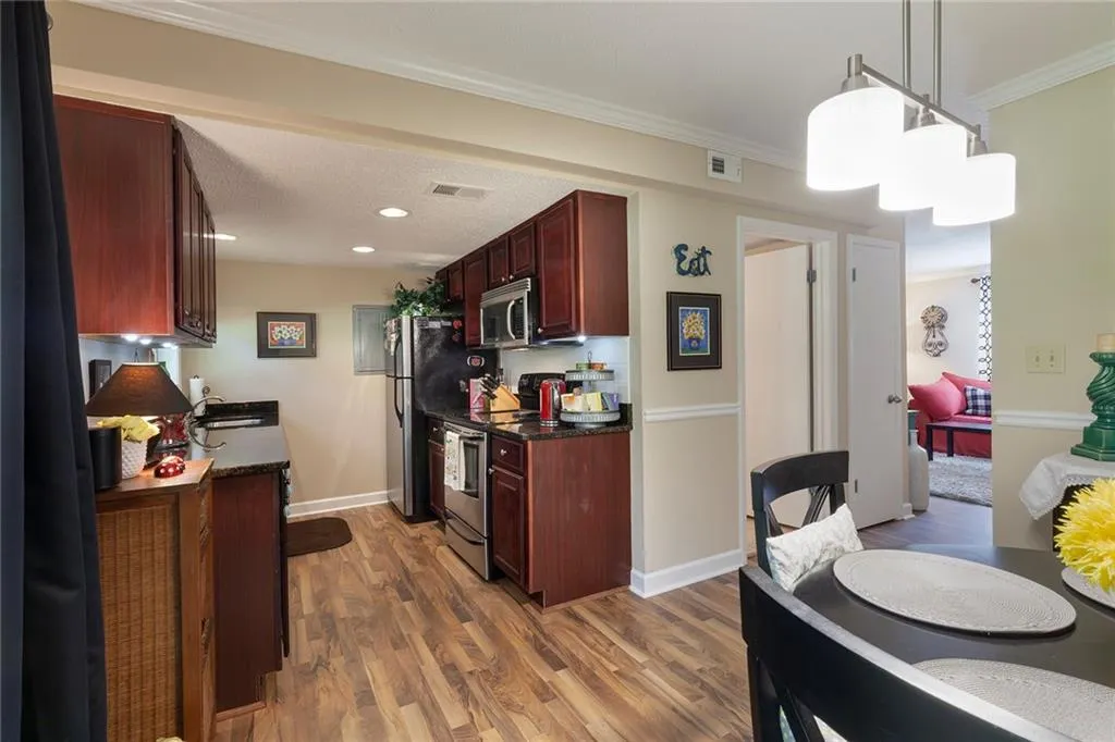 6900 Roswell Road Unit L4, Atlanta, Georgia 30328, 2 Bedrooms Bedrooms, ,2 BathroomsBathrooms,Residential,Sold,6900 Roswell Road Unit L4,6799970