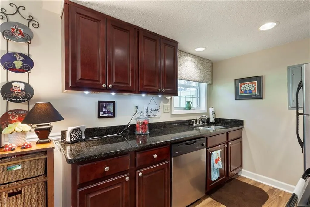 6900 Roswell Road Unit L4, Atlanta, Georgia 30328, 2 Bedrooms Bedrooms, ,2 BathroomsBathrooms,Residential,Sold,6900 Roswell Road Unit L4,6799970