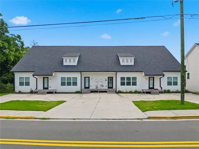 Modern farmhouse-style townhomes