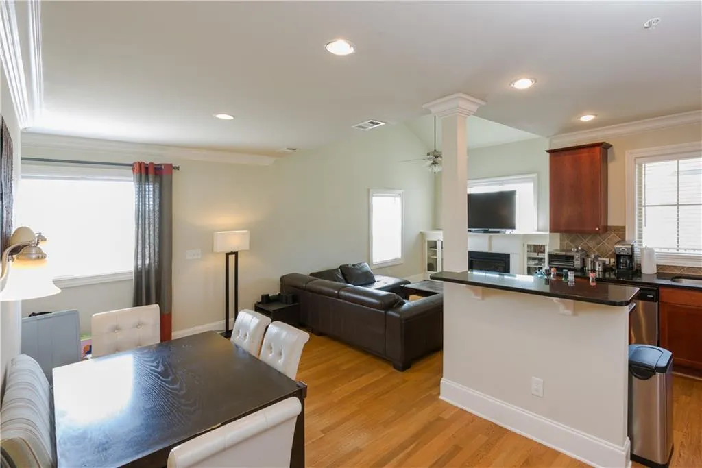 220 Le Gran View, Atlanta, Georgia 30328, 2 Bedrooms Bedrooms, ,2 BathroomsBathrooms,Residential,Sold,220 Le Gran View,5762495