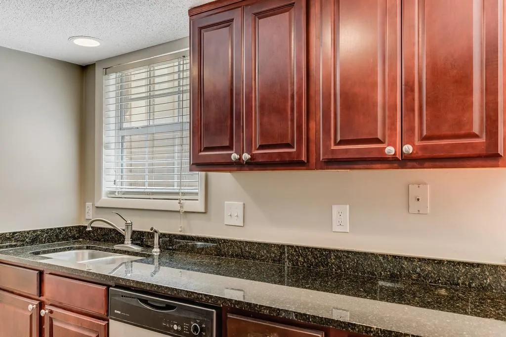 6900 Roswell Road Unit M5, Sandy Springs, Georgia 30328, 2 Bedrooms Bedrooms, ,2 BathroomsBathrooms,Residential,Sold,6900 Roswell Road Unit M5,6555038