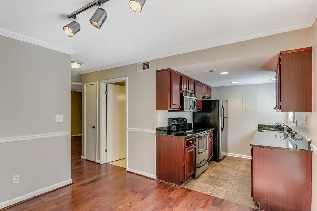 6900 Roswell Road Unit M5, Sandy Springs, Georgia 30328, 2 Bedrooms Bedrooms, ,2 BathroomsBathrooms,Residential,Sold,6900 Roswell Road Unit M5,6555038