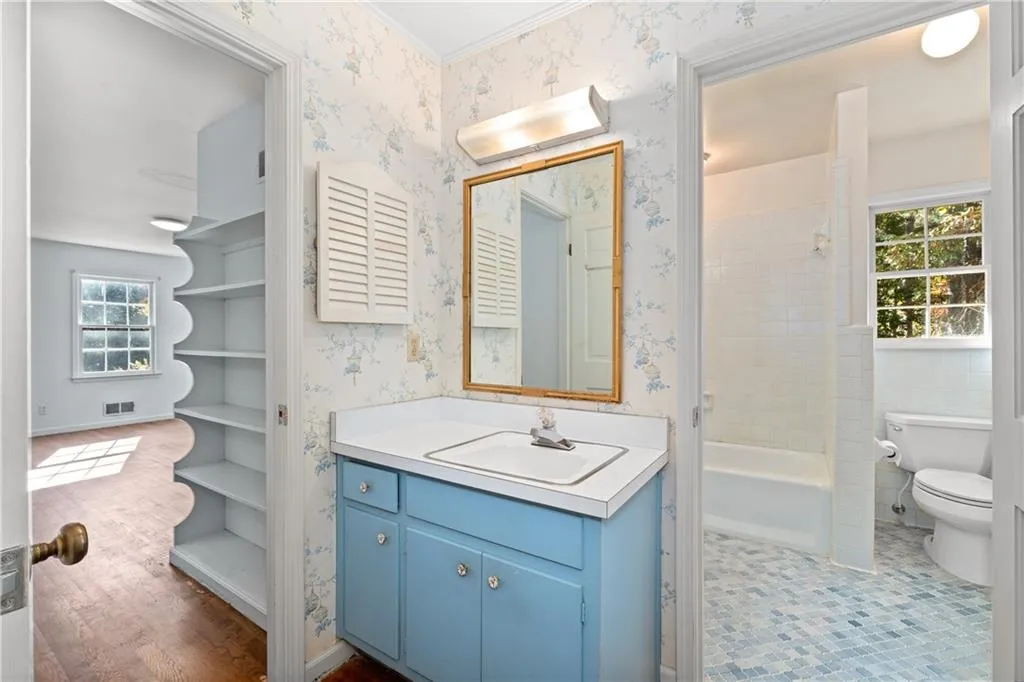 Charming Jack and Jill bath upstairs!