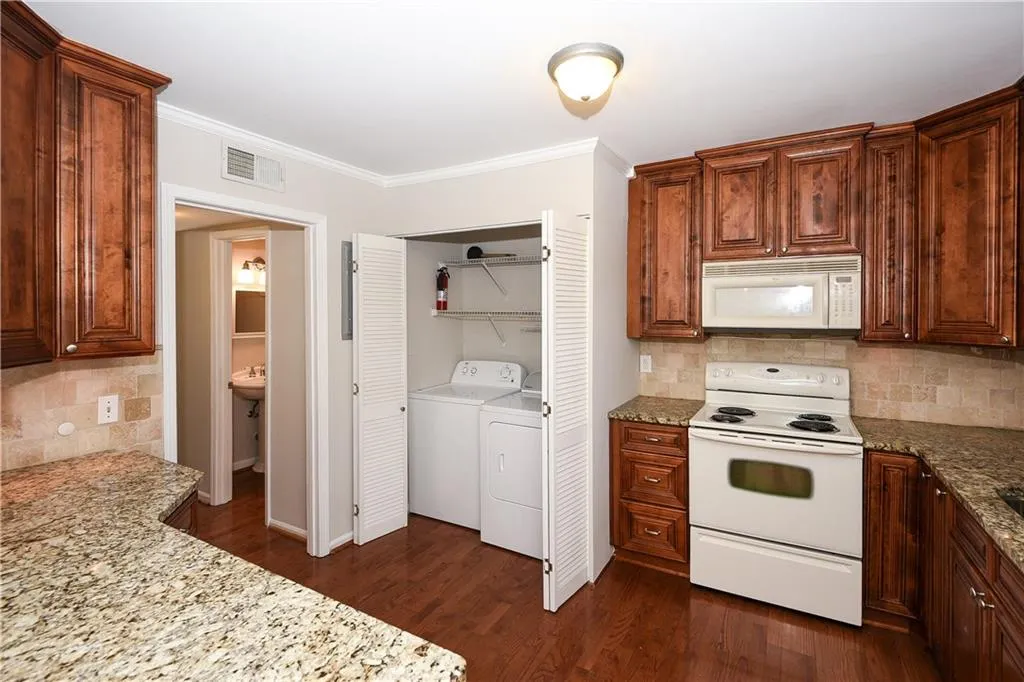6520 Roswell Road Unit 28, Atlanta, Georgia 30328, 3 Bedrooms Bedrooms, ,2 BathroomsBathrooms,Residential,Sold,6520 Roswell Road Unit 28,5730757