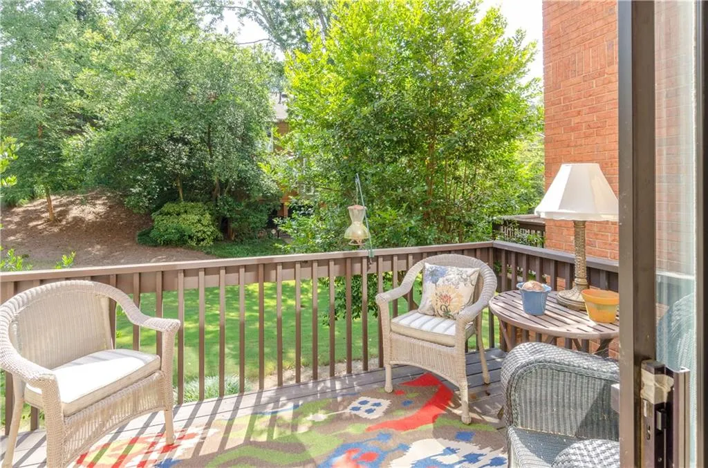 5425 Glenridge Drive Unit 28, Sandy Springs, Georgia 30342, 4 Bedrooms Bedrooms, ,4 BathroomsBathrooms,Residential,Sold,5425 Glenridge Drive Unit 28,5729459
