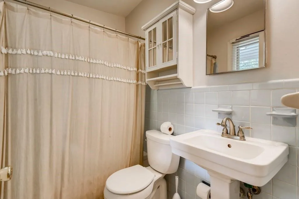 420 Carolwood Lane, Atlanta, Georgia 30342, 3 Bedrooms Bedrooms, ,2 BathroomsBathrooms,Residential,Sold,420 Carolwood Lane,6941710