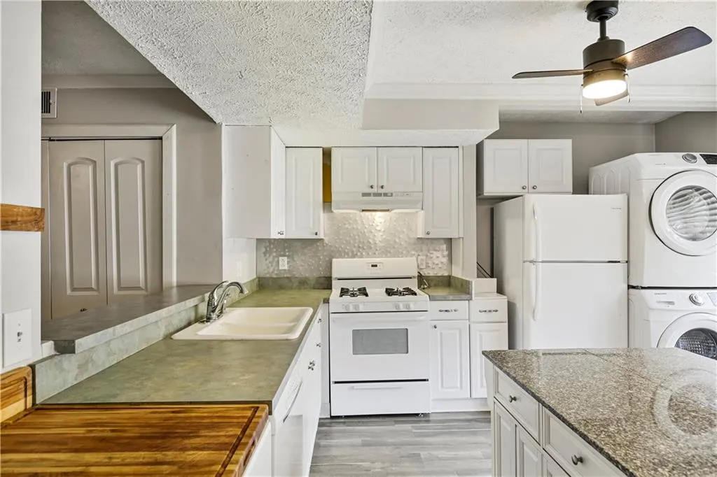 8846 Long Beach Circle, Sandy Springs, Georgia 30350, 2 Bedrooms Bedrooms, ,1 BathroomBathrooms,Residential,Sold,8846 Long Beach Circle,7243938