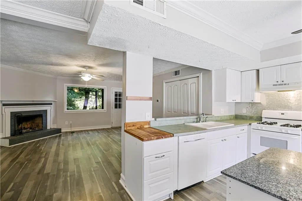 8846 Long Beach Circle, Sandy Springs, Georgia 30350, 2 Bedrooms Bedrooms, ,1 BathroomBathrooms,Residential,Sold,8846 Long Beach Circle,7243938