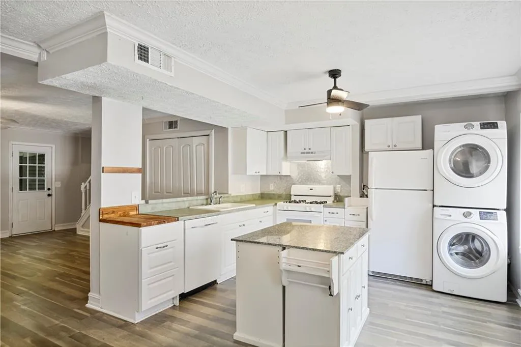 8846 Long Beach Circle, Sandy Springs, Georgia 30350, 2 Bedrooms Bedrooms, ,1 BathroomBathrooms,Residential,Sold,8846 Long Beach Circle,7243938