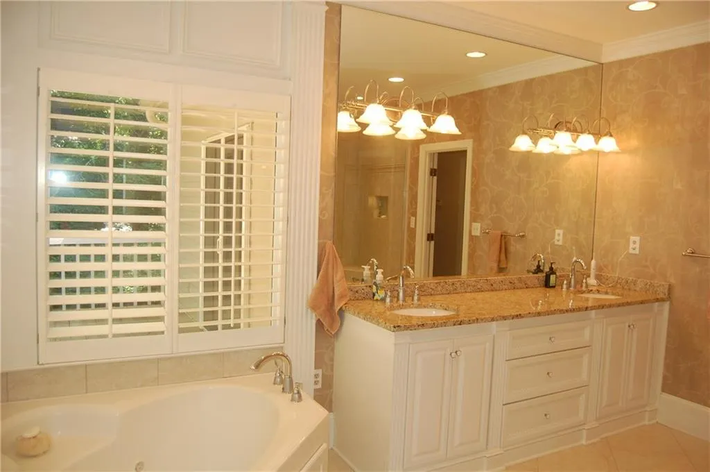 7275 Chattahoochee Bluff Drive, Sandy Springs, Georgia 30350, 4 Bedrooms Bedrooms, ,3 BathroomsBathrooms,Residential,Sold,7275 Chattahoochee Bluff Drive,6024021