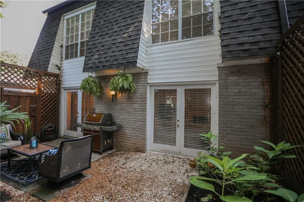 5290 Chemin De Vie, Atlanta, Georgia 30342, 3 Bedrooms Bedrooms, ,2 BathroomsBathrooms,Residential,Sold,5290 Chemin De Vie,6055274