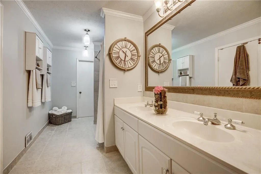 5290 Chemin De Vie, Atlanta, Georgia 30342, 3 Bedrooms Bedrooms, ,2 BathroomsBathrooms,Residential,Sold,5290 Chemin De Vie,6055274