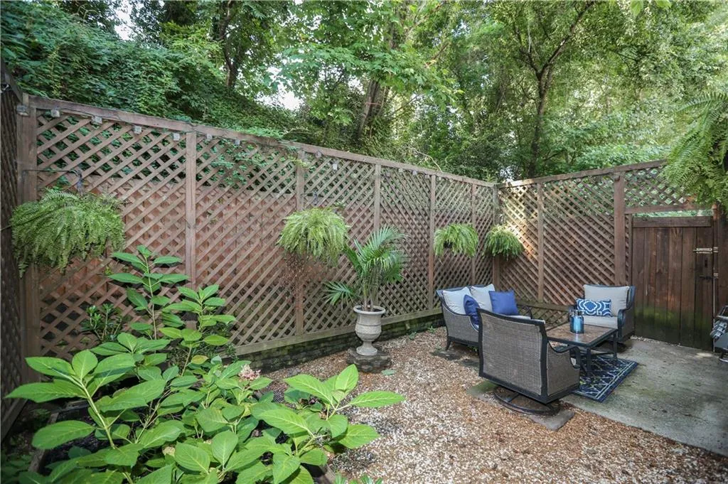 5290 Chemin De Vie, Atlanta, Georgia 30342, 3 Bedrooms Bedrooms, ,2 BathroomsBathrooms,Residential,Sold,5290 Chemin De Vie,6055274