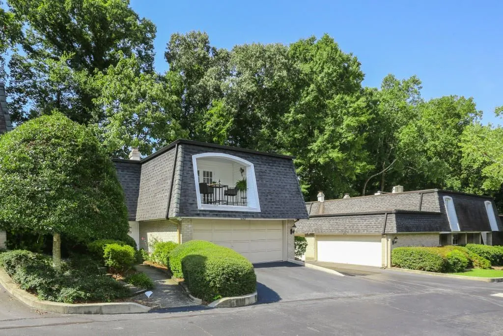 5290 Chemin De Vie, Atlanta, Georgia 30342, 3 Bedrooms Bedrooms, ,2 BathroomsBathrooms,Residential,Sold,5290 Chemin De Vie,6055274