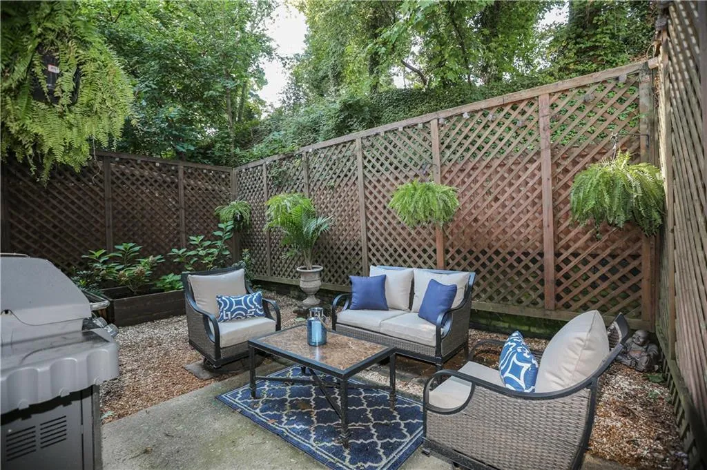 5290 Chemin De Vie, Atlanta, Georgia 30342, 3 Bedrooms Bedrooms, ,2 BathroomsBathrooms,Residential,Sold,5290 Chemin De Vie,6055274