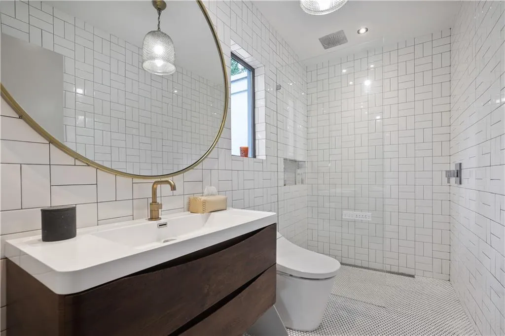Secondary bathroom upstairs