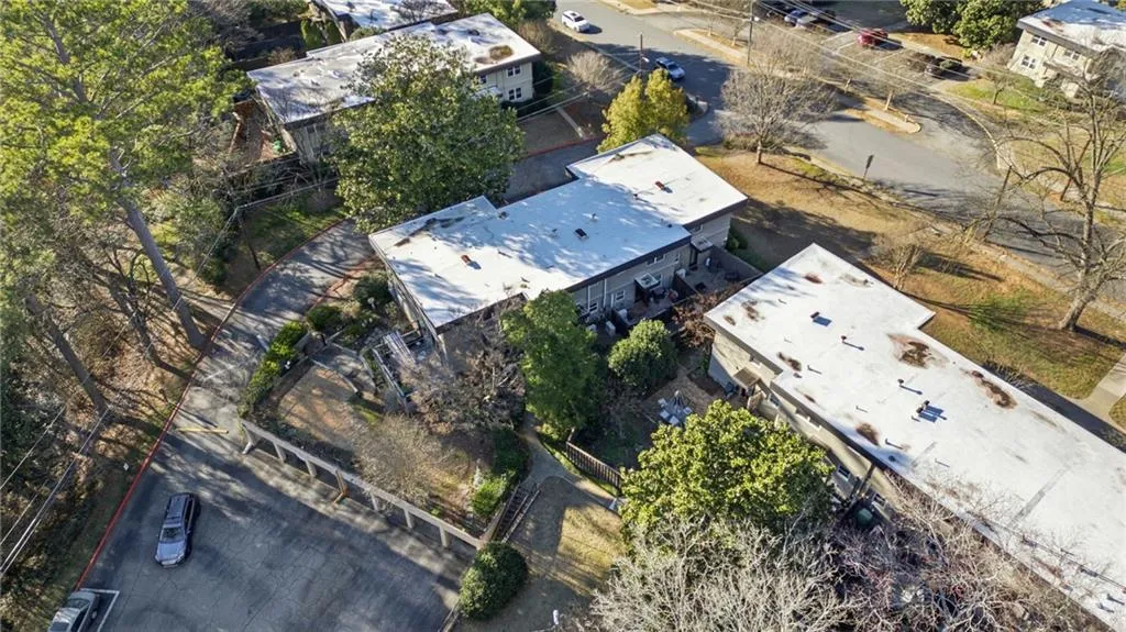 285 Lakemoore Drive Ne Unit B, Atlanta, Georgia 30342, 2 Bedrooms Bedrooms, 0 ,1 BathroomBathrooms,Residential,For Sale,285 Lakemoore Drive Ne Unit B,7703912