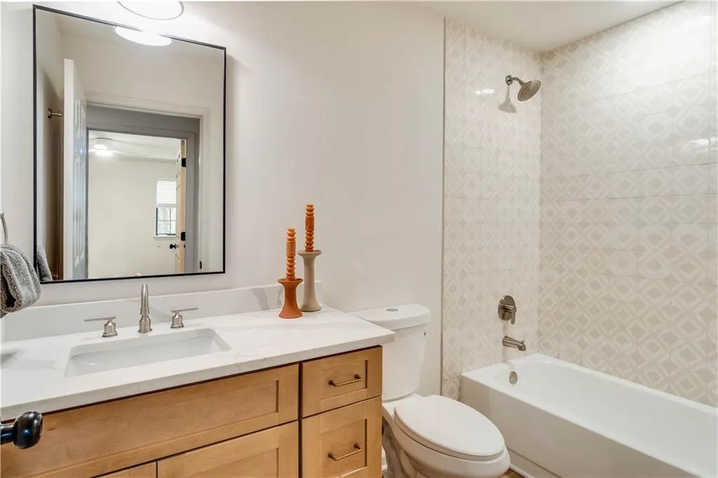 Full bathroom with vanity, toilet, and tiled shower / bath