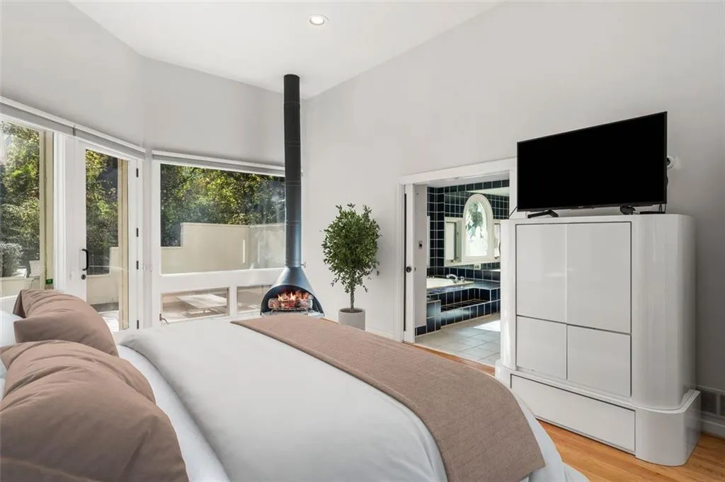 780 Crest Valley Drive, Atlanta, Georgia 30327, 3 Bedrooms Bedrooms, ,2 BathroomsBathrooms,Residential,Sold,780 Crest Valley Drive,7482262