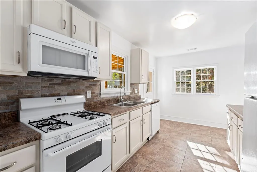 3310 E Roxboro Road Ne, Atlanta, Georgia 30324, ,Residential Income,For Sale,3310 E Roxboro Road Ne,7585399
