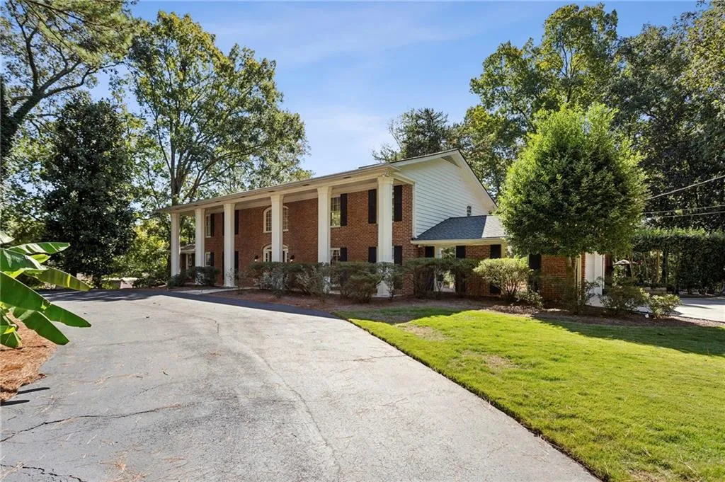 290 Glen Lake Drive, Atlanta, Georgia 30327, 5 Bedrooms Bedrooms, ,4 BathroomsBathrooms,Residential,For Sale,290 Glen Lake Drive,7665788