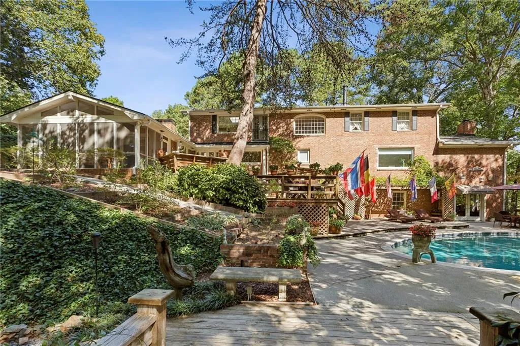 290 Glen Lake Drive, Atlanta, Georgia 30327, 5 Bedrooms Bedrooms, ,4 BathroomsBathrooms,Residential,For Sale,290 Glen Lake Drive,7665788