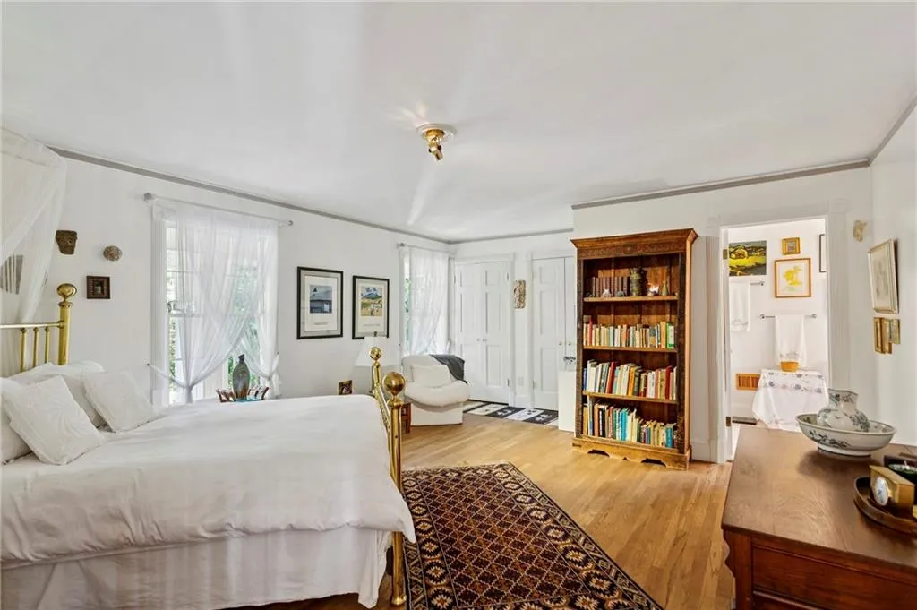Secondary bedroom
