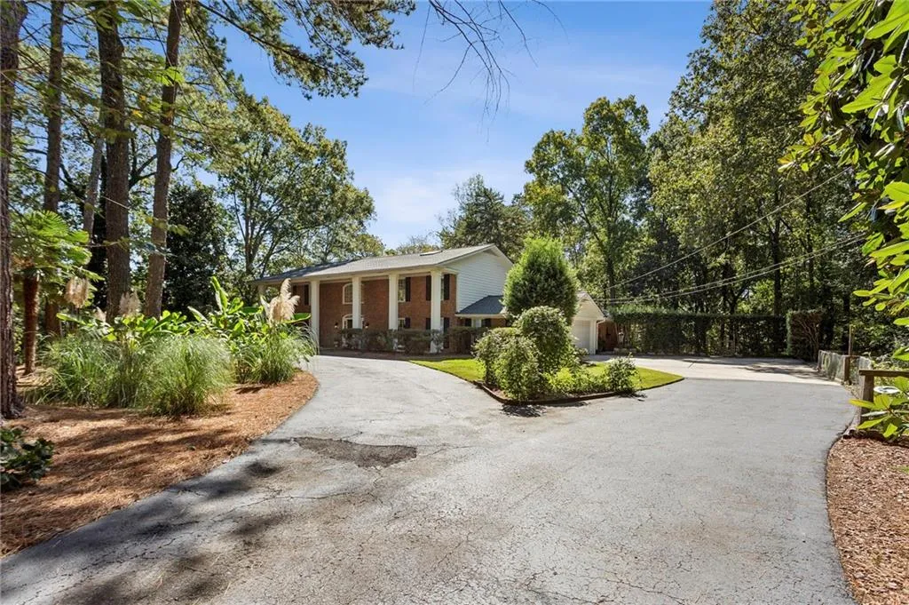 290 Glen Lake Drive, Atlanta, Georgia 30327, 5 Bedrooms Bedrooms, ,4 BathroomsBathrooms,Residential,For Sale,290 Glen Lake Drive,7665788