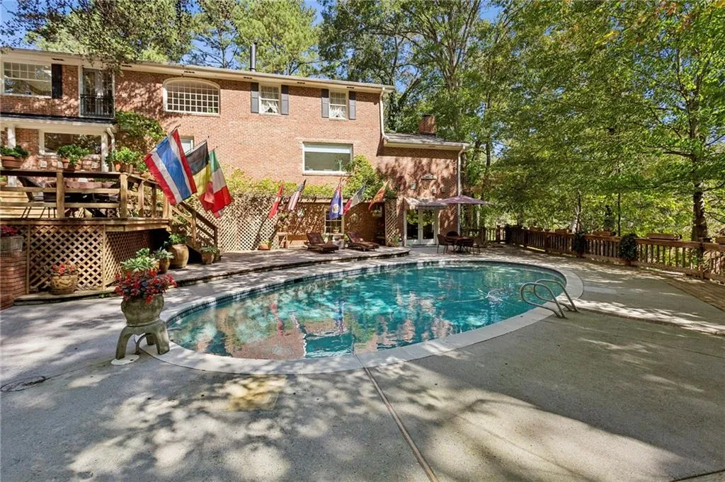 290 Glen Lake Drive, Atlanta, Georgia 30327, 5 Bedrooms Bedrooms, ,4 BathroomsBathrooms,Residential,For Sale,290 Glen Lake Drive,7665788