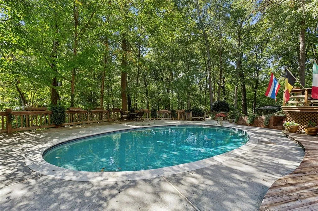 290 Glen Lake Drive, Atlanta, Georgia 30327, 5 Bedrooms Bedrooms, ,4 BathroomsBathrooms,Residential,For Sale,290 Glen Lake Drive,7665788
